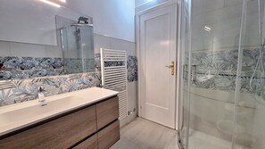 ヘアドライヤー、タオル、石鹸、トイレットペーパー