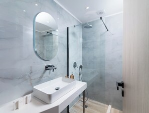 Appartement, 2 slaapkamers, balkon, uitzicht op de stad | Badkamer | Pantoffels