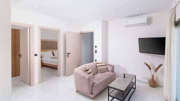 Penthouse, Balcony, Partial Sea View | Ruang tamu | TV