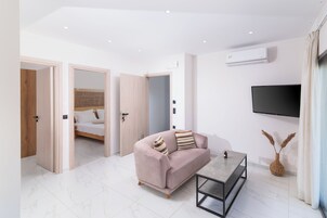 Penthouse, balcon, vue partielle sur la mer | Coin séjour | Télévision