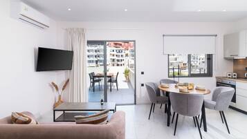 Penthouse, Balcony, Partial Sea View | Ruang tamu | TV