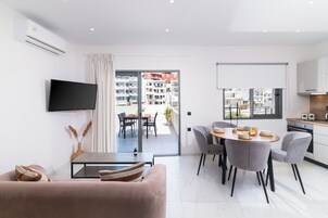 Penthouse, balcon, vue partielle sur la mer | Coin séjour | Télévision