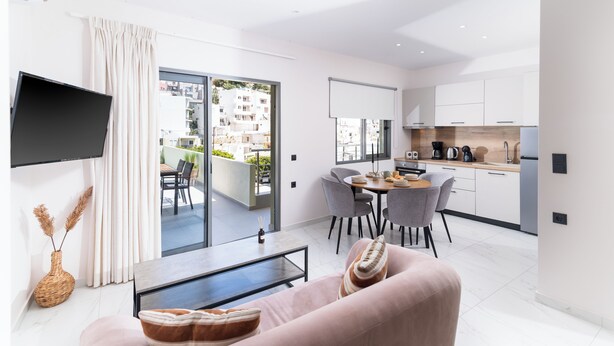 Un appartement moderne comprenant un espace de vie, un coin repas et une cuisine.
