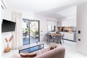 Penthouse, balcon, vue partielle sur la mer | Coin séjour | Télévision