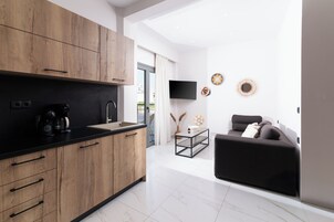 Appartement, 2 chambres, balcon, vue ville | Coin séjour | Télévision