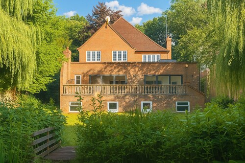 Luxury Ascot Escape- Private Indoor Heated Pool & Wellness Spa