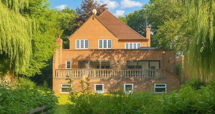 Luxury Ascot Escape- Indoor Hydro Pool & Wellness Spa