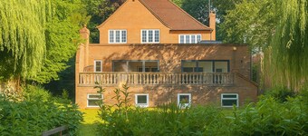 Luxury Ascot Escape- Indoor Hydro Pool & Wellness Spa