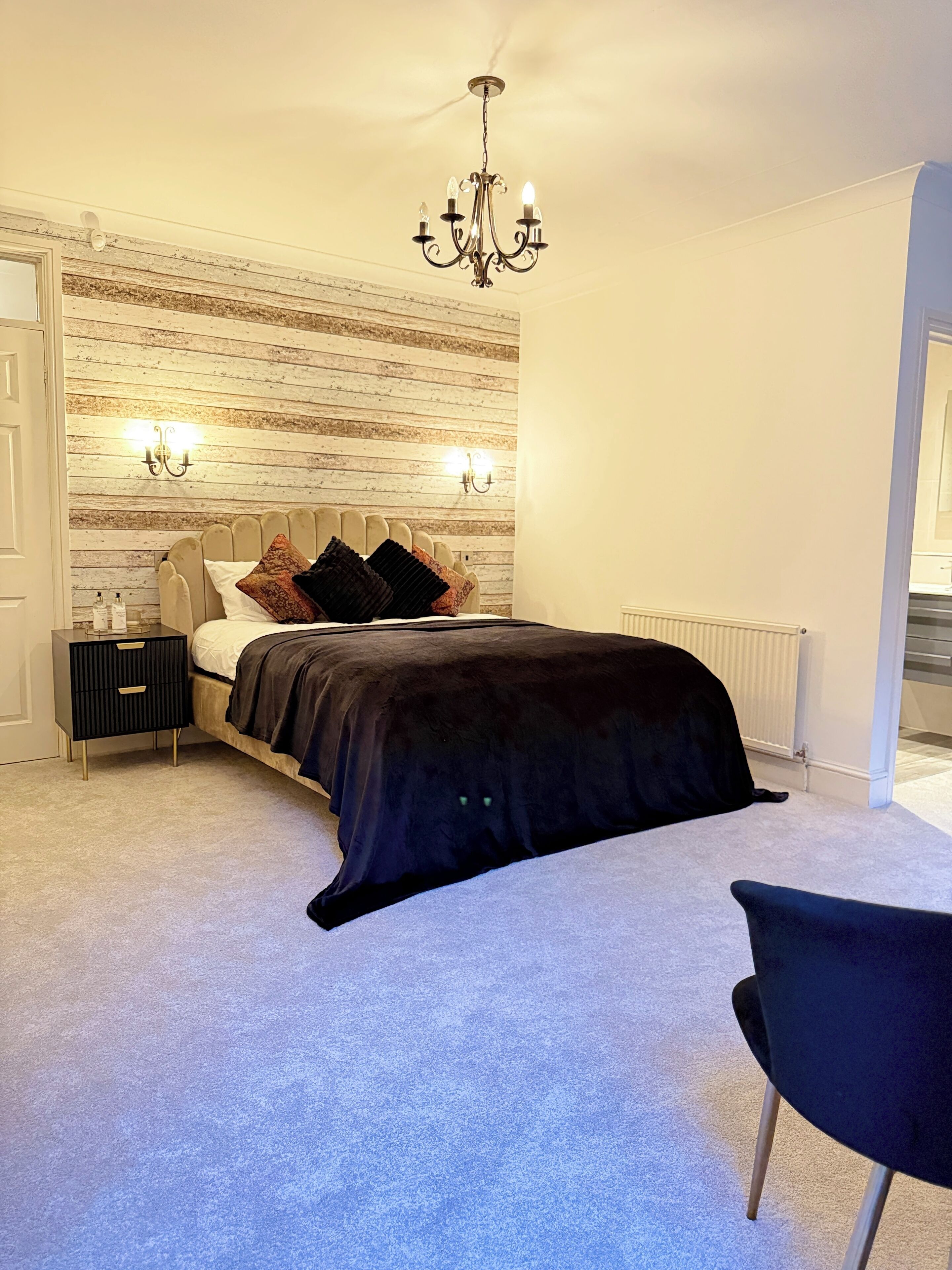5 bedrooms, iron/ironing board, WiFi (free), bed sheets