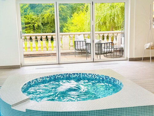 Luxury Ascot Escape- Private Indoor Heated Pool & Wellness Spa