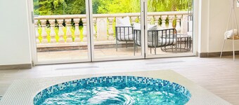 Luxury Ascot Escape- Private Indoor Heated Pool & Wellness Spa