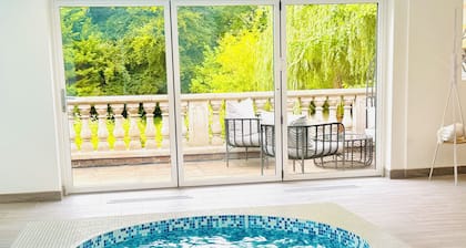 Luxury Ascot Escape- Private Indoor Heated Pool & Wellness Spa