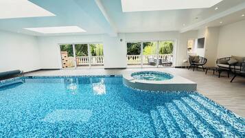 Una piscina techada, una piscina climatizada