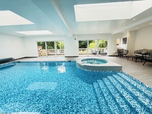 Una piscina cubierta, una piscina climatizada