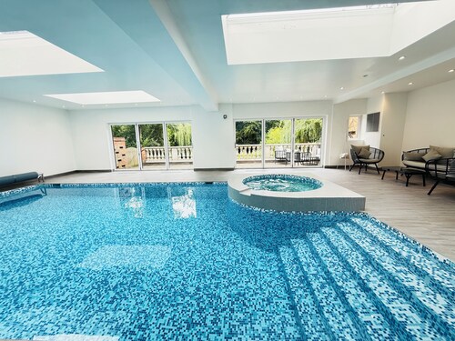 Luxury Ascot Escape- Private Indoor Heated Pool & Wellness Spa