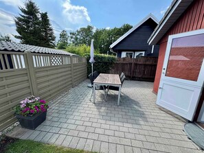 Outdoor dining - Cozy cottage with a view of Kerteminde Fjord (Munkebo)