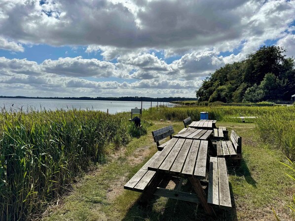 Outdoor dining - Cozy cottage with a view of Kerteminde Fjord (Munkebo)