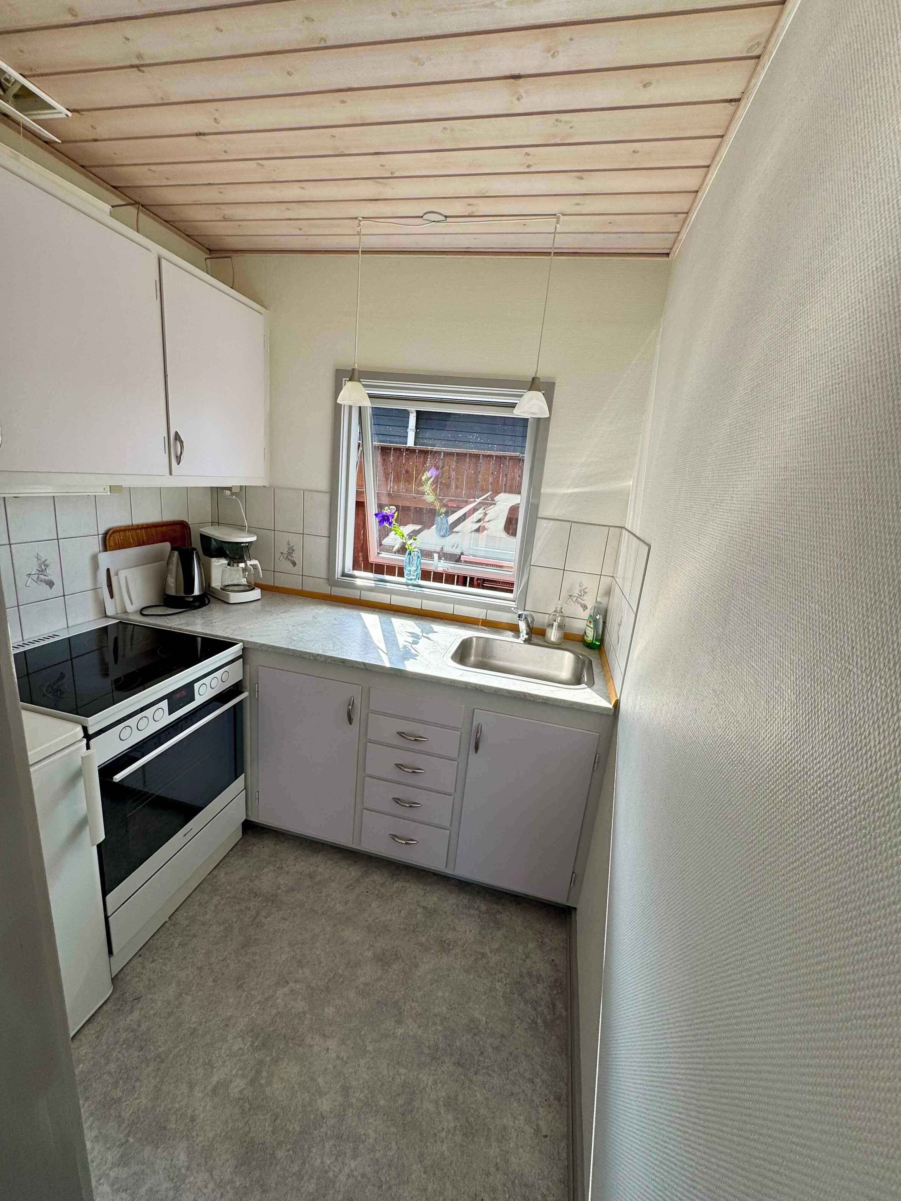 Fridge, oven, stovetop, coffee/tea maker