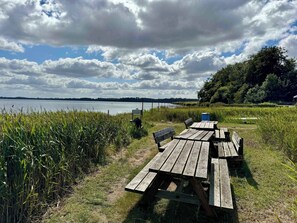 Outdoor dining - Cozy cottage with a view of Kerteminde Fjord (Munkebo)