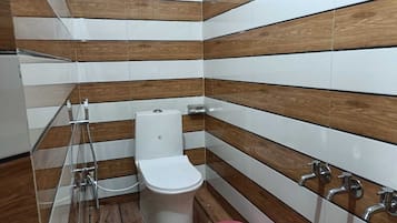 Deluxe Double Room, Balcony, Mountain View | Bathroom | Shower, towels, soap, shampoo