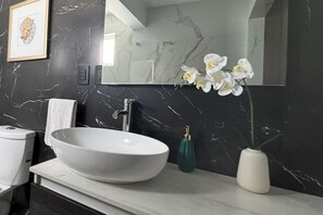 Suihku, hiustenkuivaaja, pyyhkeet, saippua