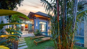 Vila, varanda, vista para a piscina | Parte interna