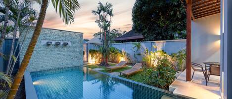 Huvila, patio, näköala uima-altaalle | Sisätilat