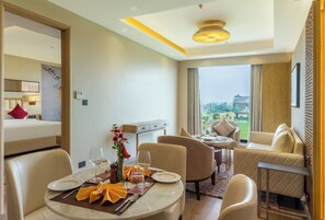 Junior Suite | Zona de estar | Smart TV de 56 pulgadas con canales digitales