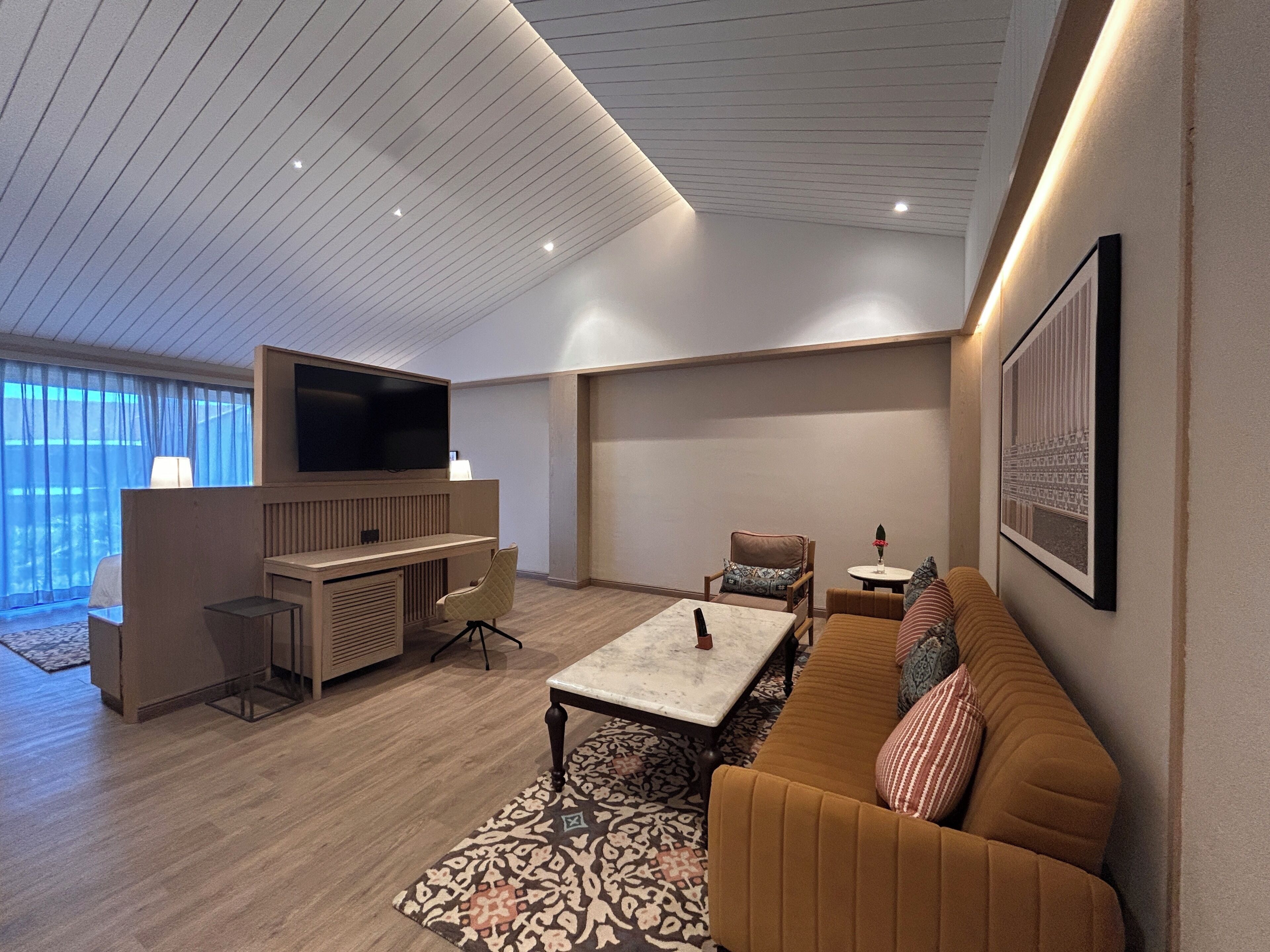 Caixa forta a l'habitació, escriptori i planxa i posts de planxar 