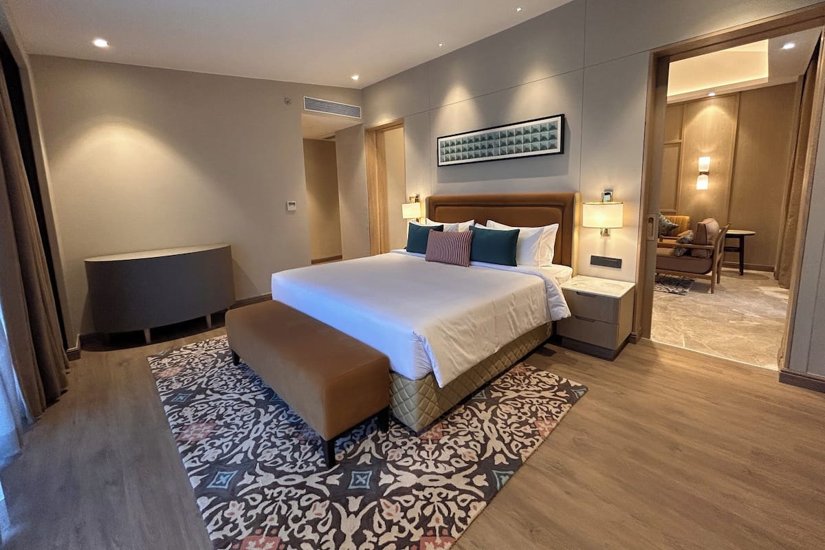 Executive Suite | Minibar, caja fuerte, escritorio y tabla de planchar con plancha