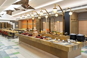 Ein reichhaltiges Buffet mit verschiedenen Speisen und einer langen Theke.