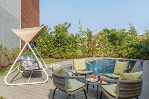 Garden Villa - 2 bedroom | Minibar, caja fuerte, escritorio y tabla de planchar con plancha