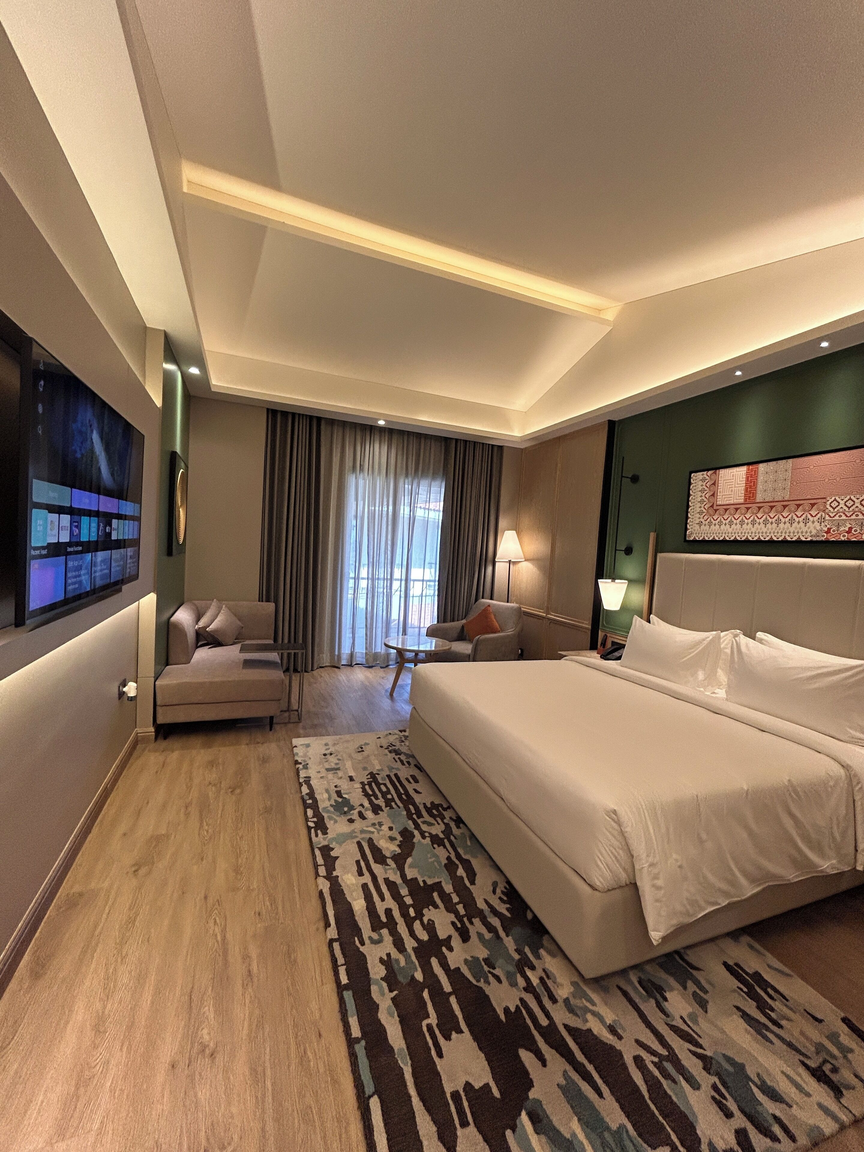 Premium King Room | Minibar, caja fuerte, escritorio y tabla de planchar con plancha