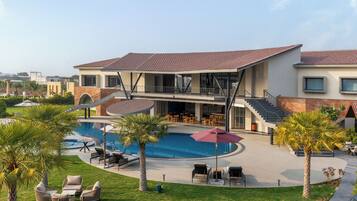 Una piscina al aire libre