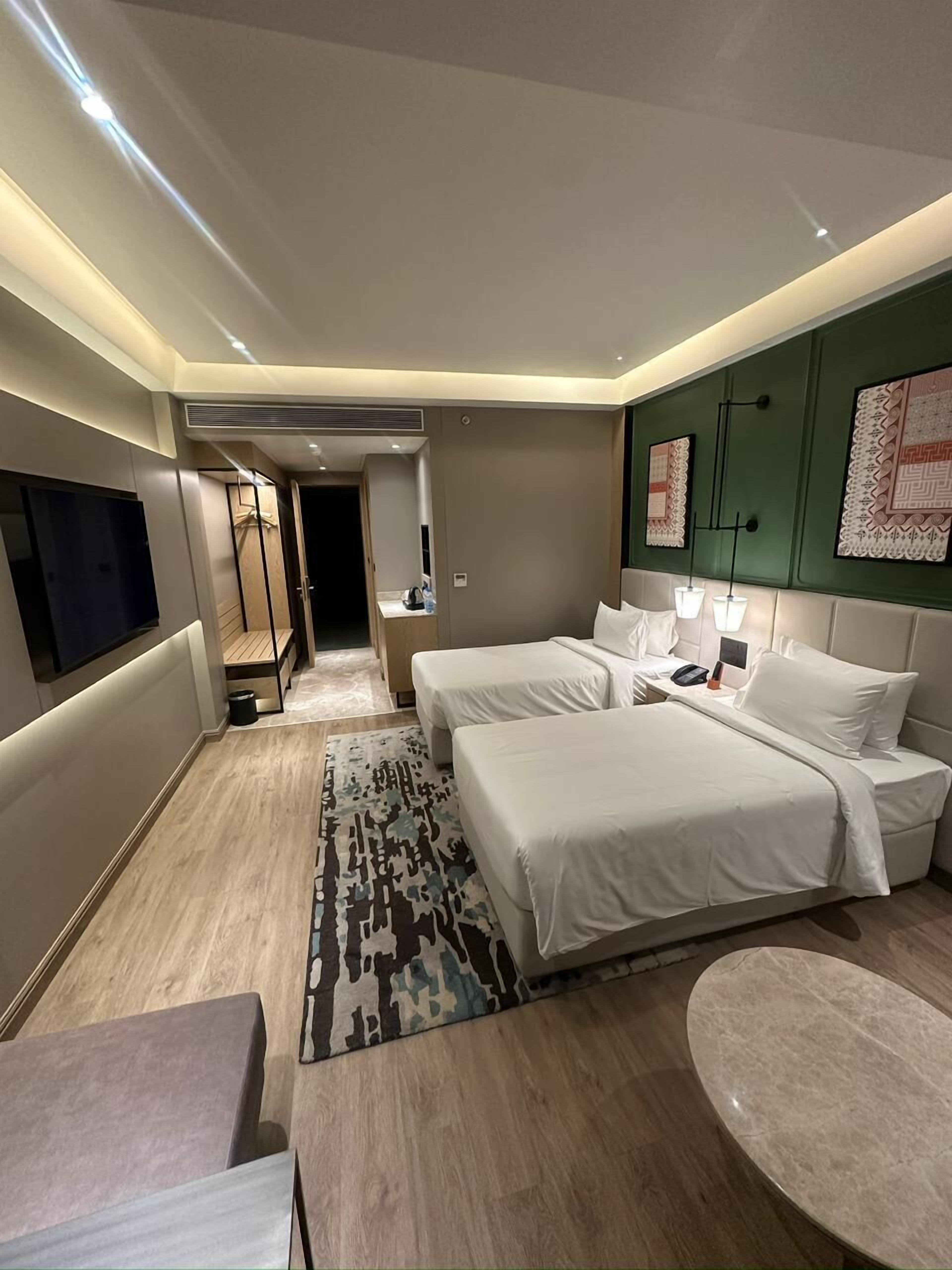 Premium tvåbäddsrum | Minibar, värdeförvaringsskåp på rummet och skrivbord