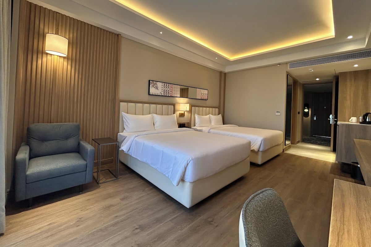 Habitación ejecutiva con 2 camas individuales | Minibar, caja fuerte, escritorio y tabla de planchar con plancha