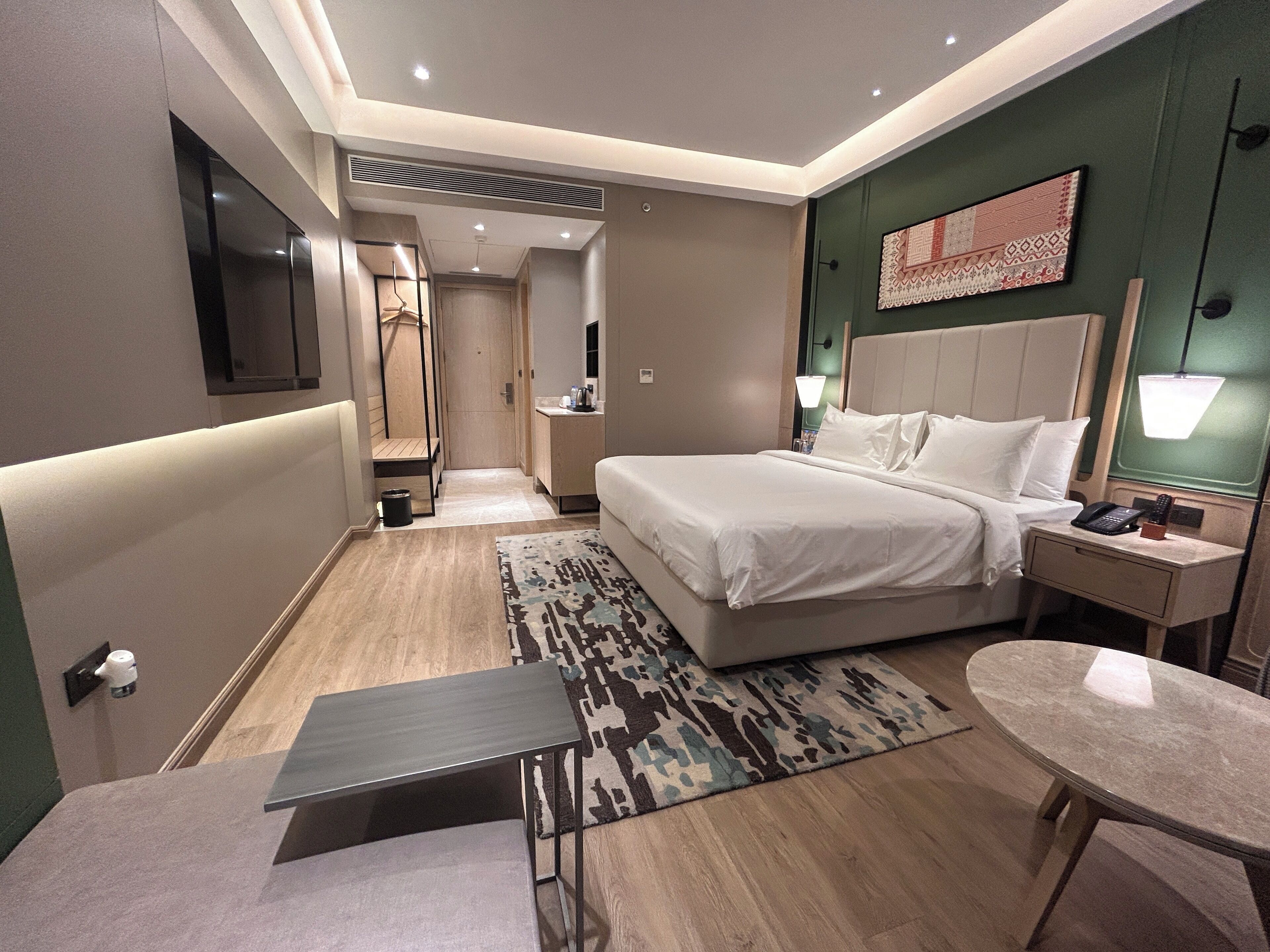 ميني بار وخزنة داخل الغرفة ومكتب ومكواة/لوح كي