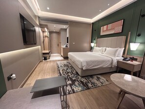 Minibar, coffres-forts dans les chambres, bureau