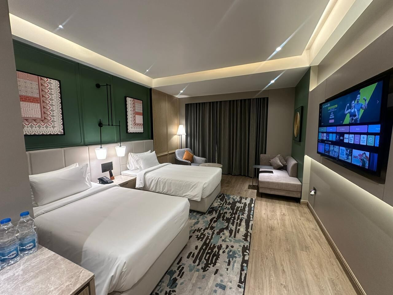 Habitación Premium con 2 camas individuales | Minibar, caja fuerte, escritorio y tabla de planchar con plancha