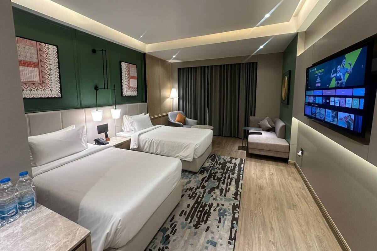 Habitación Premium con 2 camas individuales | Minibar, caja fuerte, escritorio y tabla de planchar con plancha