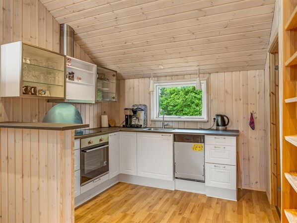 Kylskåp, mikrovågsugn, diskmaskin och grytor/köksredskap