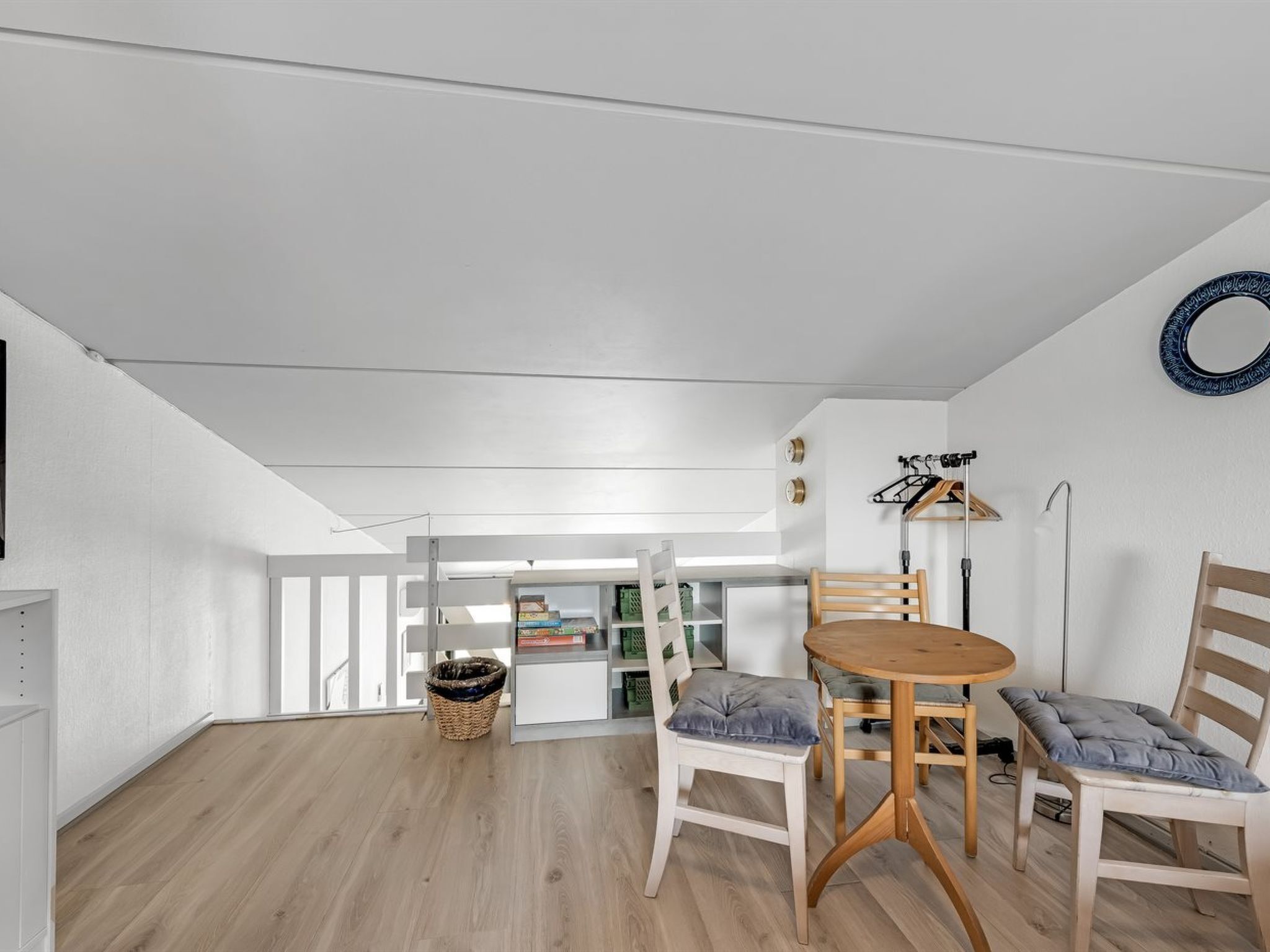 Ein moderner, offener Wohnbereich mit Essplatz, Holzmöbeln und Blick zur Küche.