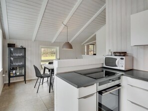 Fridge, microwave, dishwasher, cookware/dishes/utensils