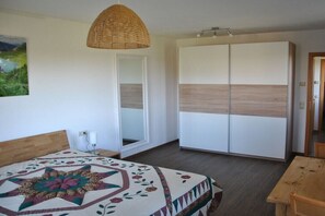 2 bedrooms, internet, bed sheets