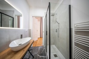 Deluxe Room, Balcony, City View | Bilik Mandi | Pancuran mandi, pengering rambut, tuala disediakan, sabun 