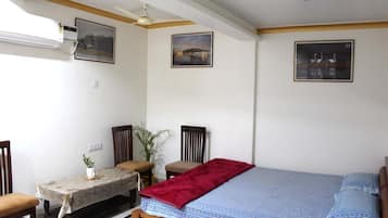 ์ปดํฌํธ ํธ๋ฆฌํ๋ฃธ, ์นจ์ค 1๊ฐ, ๋ฐ์ฝ๋ | ํ๋ก์ฐํ ์นจ๋, ๋ฌด๋ฃ WiFi, ์นจ๋ ์ํธ