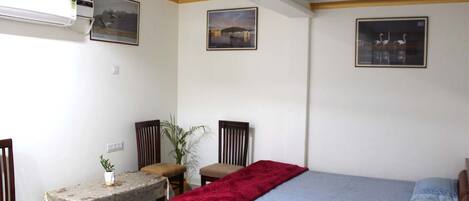 Tremannsrom – comfort, 1 soverom, balkong | Senger med overmadrass, wi-fi (inkludert) og sengetøy