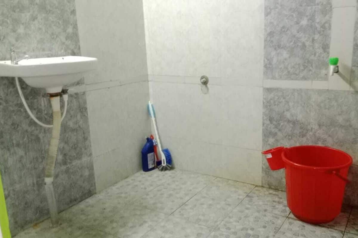 Economy Room | Bathroom
