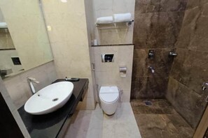 Deluxe Double Room, City View | Bathroom