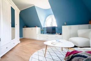 Smart-tv, eldstad, dvd-spelare och en stereo